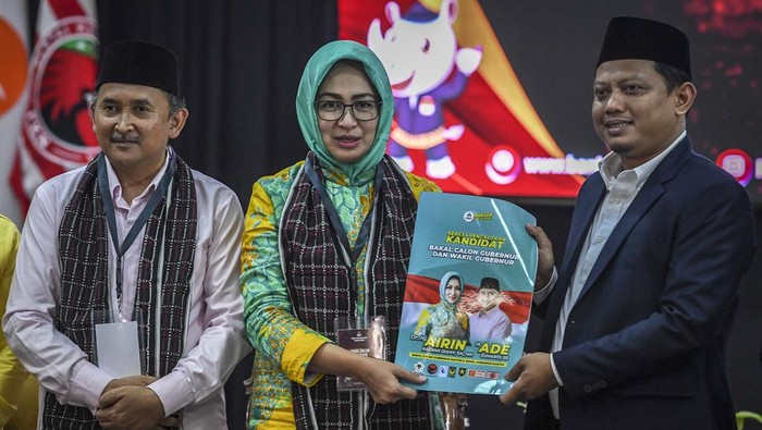 Airin Rachmi Diany dan Ade Sumardi resmi mendaftarkan diri sebagai cagub dan cawagub Banten. Proses penyerahan dokumen persyaratan dilakukan di aula utama KPU Banten, Rabu (28/8/2024).