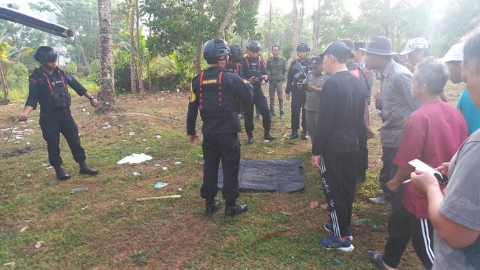 Mortir yang ditemukan warga Tasikmalaya diledakan.