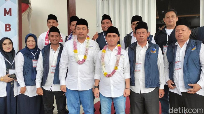 Muhammad Albarraa atau Gus Barra dan dr Muhammad Rizal Octavian menjadi paslon pertama yang mendaftar ke KPU Kabupaten Mojokerto