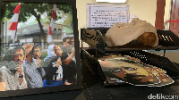 Foto dengan wajah tertutup topeng menunjukkan unjuk rasa masyarakat yang menuntut pengungkapan misteri kematian aktivis HAM Munir, yang diracun di atas pesawat Garuda Indonesia tujuan Amsterdam Belanda pada 7 September 2004. Belakangan diketahui dari hasil autopsi Institut Forensik Belanda, dalam jasad Munir didapati racun arsenik dosis tinggi. Foto: (Callan Rahmadyvi Triyunanto/detikcom)