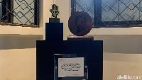 Penghargaan Munir dari Ikatan Keluarga Orang Hilang (IKOHI) dipajang di Museum HAM Munir, Fakultas Hukum Universitas Brawijaya, sebagai penghormatan atas jasanya memperjuangkan penyelesaian kasus penghilangan paksa di Indonesia. Foto: (Callan Rahmadyvi Triyunanto/detikcom)