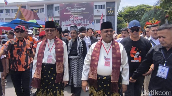 Nasir-Wardan saat daftar ke KPU Riau (Raja Adil Siregar/detikcom)