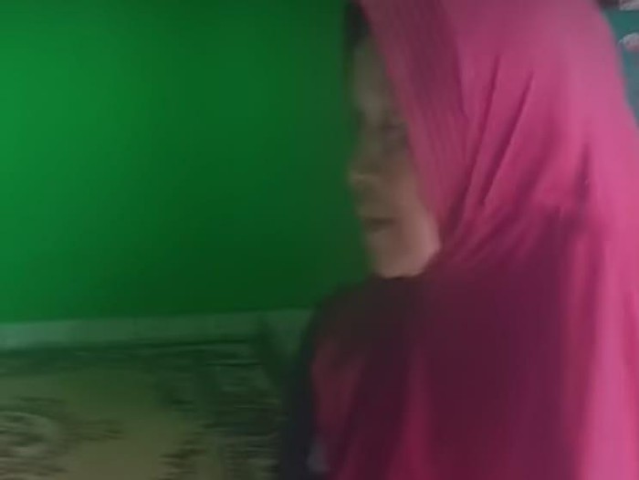 Nenek Siti Fatimah dicelakakan peminjam uang. Ia dibuat jatuh dari motor dengan cara standing.
