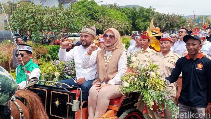 Nurochman-Heli Suyanto Daftar ke KPU Kota Batu Diiringi Pawai Karnaval