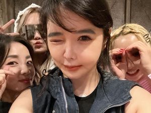 Park Bom Undur Diri Sejenak dari 2NE1 Demi Kesehatan