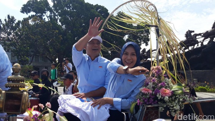 Pasangan Agus Irawan-Dwi Fajar Nirwana mendaftar ke KPU Boyolali naik kereta kuda, Rabu (28/8/2024).