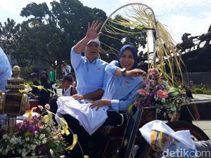 Naik Kereta Kuda, Adik Eks Ajudan Jokowi Resmi Daftar ke KPU Boyolali