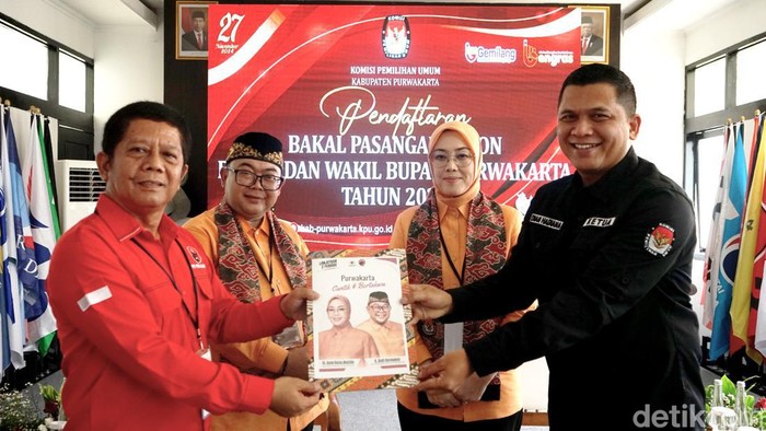 Pasangan Anne-Budi mendaftar di KPU Purwakarta.