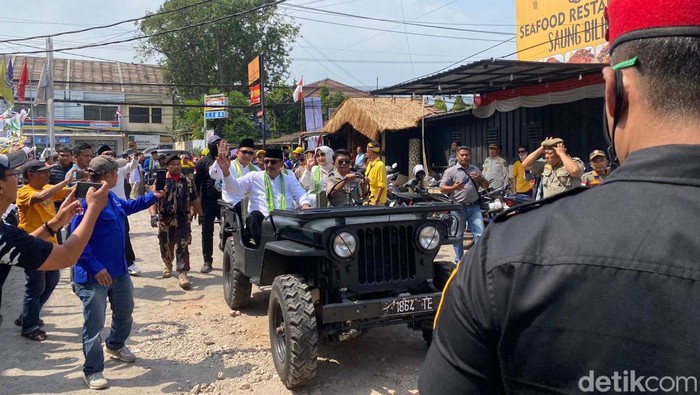 Pasangan Asep Japar dan Andreas saat mendaftar ke KPU Kota Sukabumi, Rabu (28/8/2024).