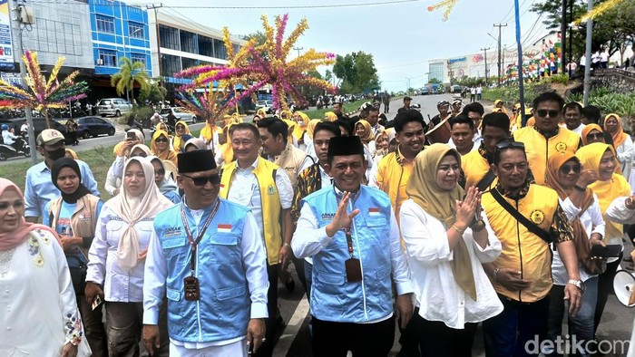 Pasangan Bakal Calon Gubernur Kepri Ansar Ahmad dan Wakil Gubernur Kepri, Nyanyang Haris Pratamura saat mendaftar ke KPU Kepri di Tanjungpinang. (Alamudin Hamapu/detikSumut)