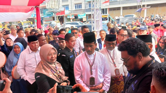 Pasangan bakal calon Gubernur Kepri Muhammad Rudi dan Aunur Rofiq mendaftarkan diri ke KPU Kepri.(Alamudin/detikcom)