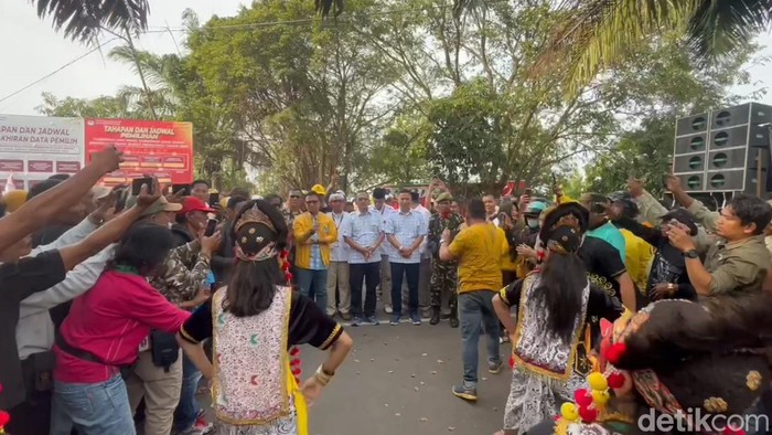 Pasangan Bambang Hermanto dan Kasan Basari mendaftar ke KPU Indramayu