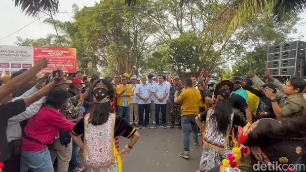 Pasangan Bambang Hermanto dan Kasan Basari mendaftar ke KPU Indramayu