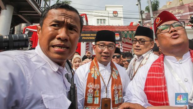 Pasangan Cagub-Cawagub Ridwan Kamil (RK) dan Susowo meninggalkan gedung KPU DKI Jakarta usai melakukan pendaftaran di Jalan Salemba Raya, Jakarta, Rabu (28/8/2024). (CNBC Indonesia/Faisal Rahman)