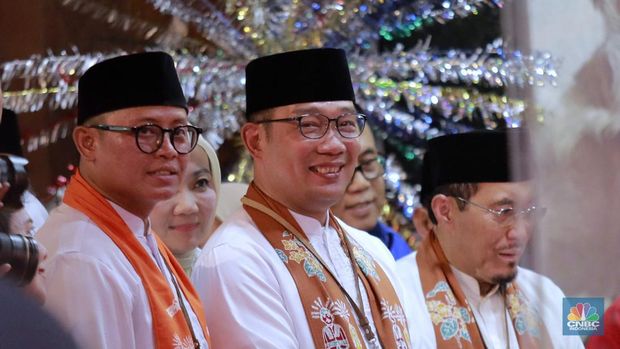Pasangan Cagub-Cawagub Ridwan Kamil (RK) dan Susowo saat konferensi pers usai pendaftaran di gedung KPU DKI Jakarta di Jalan Salemba Raya, Jakarta, Rabu (28/8/2024). (CNBC Indonesia/Muhammad Sabki)