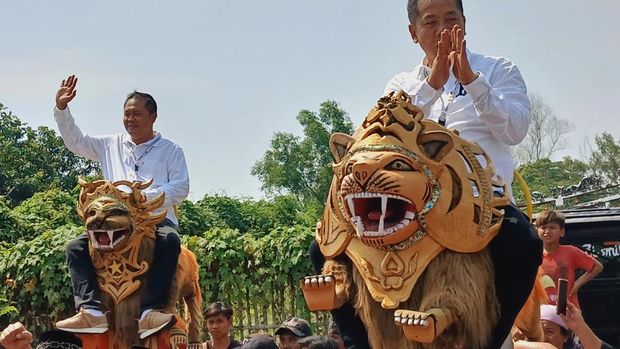 Pasangan calon kepala daerah Aep-Maslani saat mendaftarkan diri ke KPU Karawang