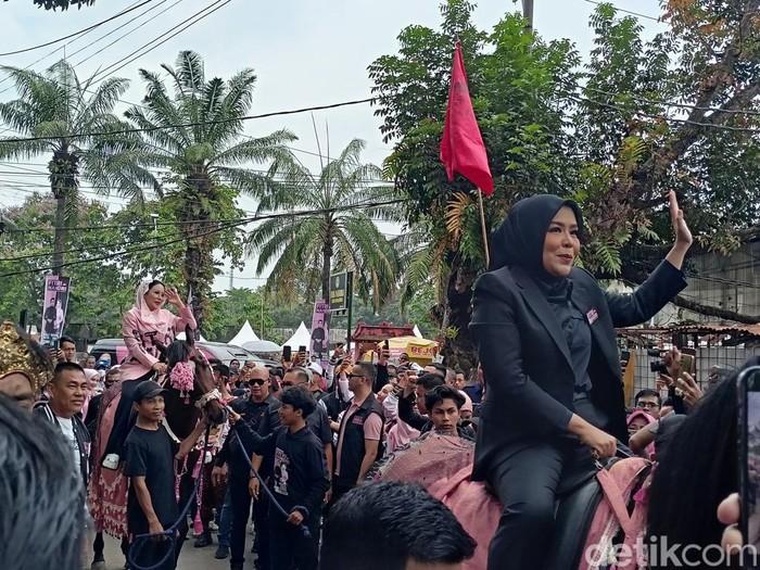 Pasangan  calon Wali Kota dan Wakil Wali Kota Palembang Fitrianti Agustinda-Nandriani Oktarina daftar KPU menggunakan kuda
