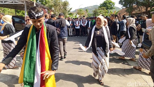 Pasangan Dony Ahmad Munir dan Fajar Aldila saat mendaftarkan diri sebagai calon bupati dan wakil bupati ke KPU Sumedang,
