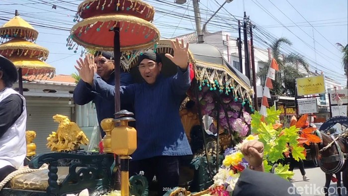 Pasangan Edy Suripno-Akhmad Satori menaiki delman menuju KPU Kota Tegal, Rabu (28/8/2024).