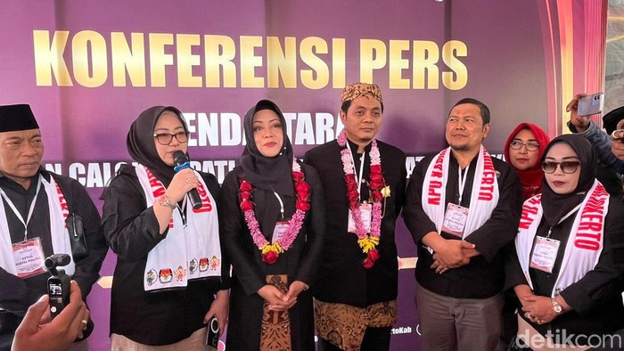Pasangan Ikfina Fahmawati dan Sadulloh Syarofi atau Gus Dulloh mendaftar ke KPU Mojokerto hari ini
