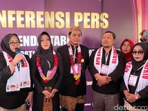 Pasangan Idola Pakai Busana Adat Jawa Saat Daftar ke KPU Mojokerto