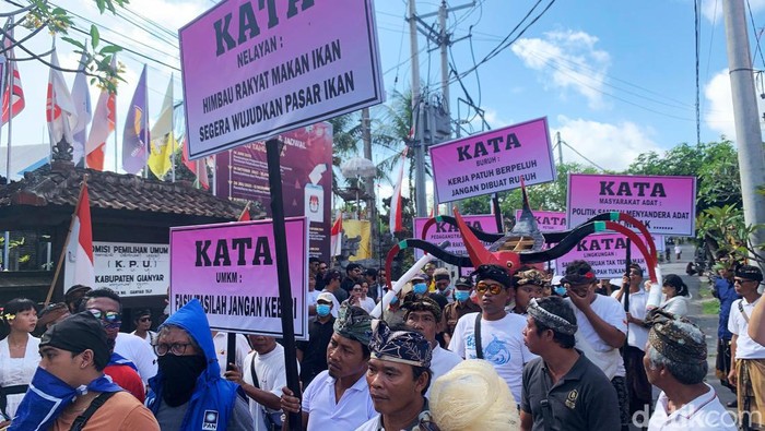 Pasangan Kakarsana-Tagel Arjana mendaftar ke KPU Gianyar, diiringi tarian garuda dan demo warga, Rabu (28/8/2024).