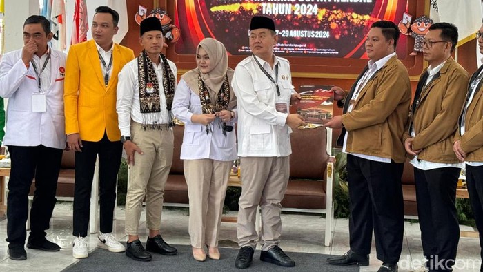 Pasangan Mirna-Riki mendaftar ke KPU Kendal, Rabu (28/08/2024).