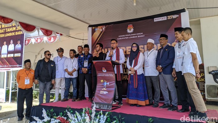 Pasangan Nauvar Furqani Farinduan dan Khairatun resmi mendaftar ke KPU Lombok Barat, Rabu (28/8/2024). (Foto: Ahmad Viqi/detikBali)