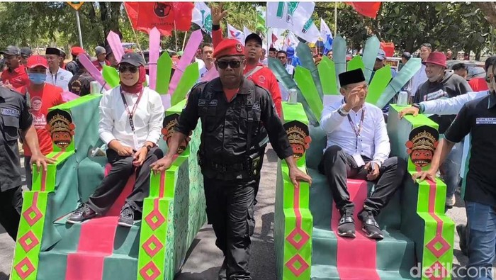 Pasangan Nina-Tobroni naik becak hias menuju pendaftaran Bapaslonkada Indramayu di KPU