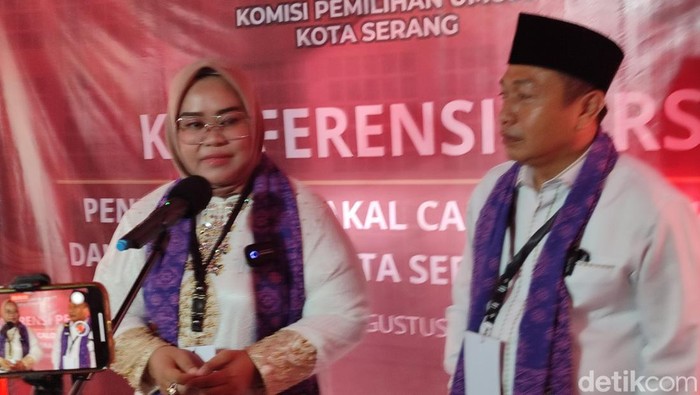 Pasangan Ratu Ria Maryana-Subadri Ushuluddin mendaftarkan diri sebagai calon wali kota dan wakil wali kota Serang (Bahtiar Rifai/detikcom)