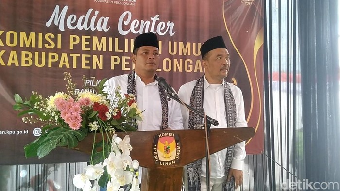 Pasangan Riswadi dan Muhammad Amin, usai mendaftar di KPU Kabupaten Pekalongan, Rabu (28/8/2024).