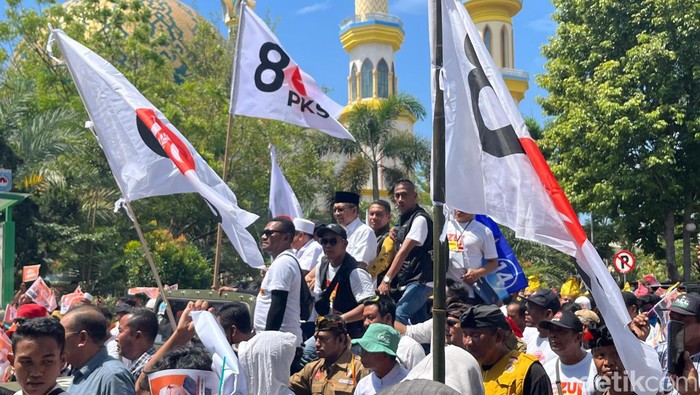 Pasangan Zulkieflimansyah-Suhaili (Zul-Uhel) saat menuju kantor KPU NTB, Rabu (28/8/2024). (Foto: Helmy Akbar/detikBali)