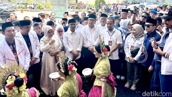 Paslon Asman-Akmal daftar Pilkada Bone didampingi Cagub Sulsel Andi Sudirman Sulaiman di KPU Bone.