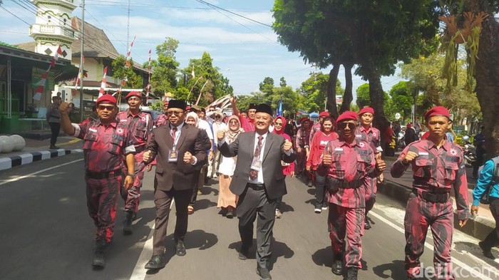 Paslon Damar-Sri Harso berjalan kaki saat mendaftar ke KPU Kota Magelang, Rabu (28/8/2024).