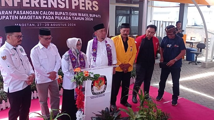 Paslon Nanik Endang Rusminiarti dan Suyatni mendaftar Pilbup Magetan