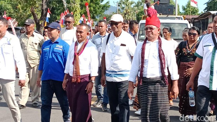 Paslon Stephanus Ola Demon dan Rofinus Baga Kabelen (STORI) saat hendak mendaftar ke KPU Flores Timur, Selasa (27/6/2024). ( Yurgo Purab/detikBali)