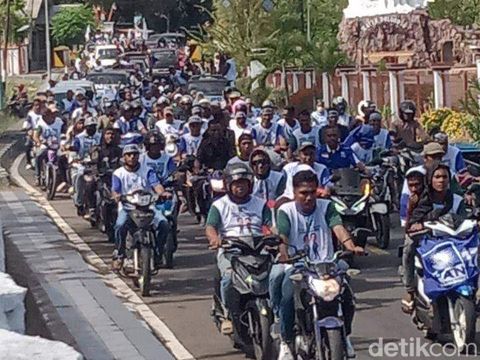 Paslon Stephanus Ola Demon dan Rofinus Baga Kabelen (STORI) saat hendak mendaftar ke KPU Flores Timur, Selasa (27/6/2024). ( Yurgo Purab/detikBali)
