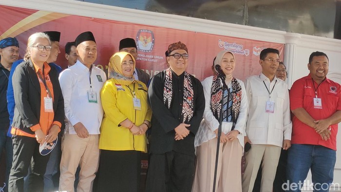 Paslon Syakur-Putri mendaftar ke KPU untuk ikut Pilkada Garut.