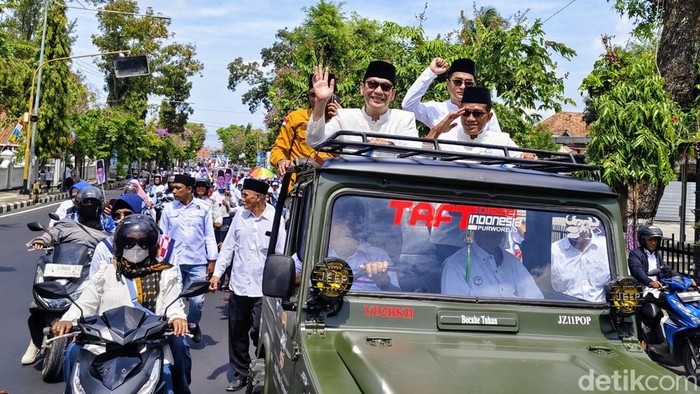 Paslon Yophi-Lukman diarak menuju KPU Purworejo untuk mendaftar Pilkada 2024, Rabu (28/8/2024).