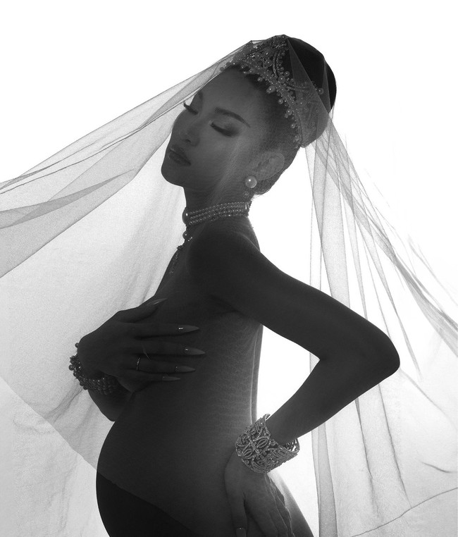 “Baby bump but make it fashun,” tulisnya saat menampilan siluet tubuh dengan tiara dan veil bak seorang pengantin.Foto: Instagram @patriciagouw