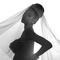 “Baby bump but make it fashun,” tulisnya saat menampilan siluet tubuh dengan tiara dan veil bak seorang pengantin.Foto: Instagram @patriciagouw