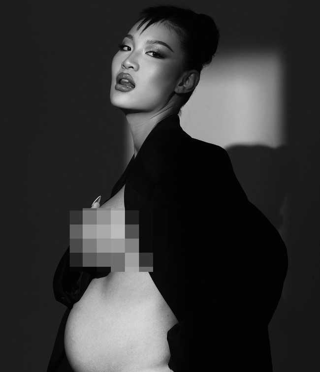 Dalam foto lain, Pat tampil dengan konsep yang lebih misterius. Hanya memakai blazer, istri dari Daniel Bertoli itu bermain dengan siluet. Kemampuannya dalam berpose ditunjukkan dalam pemotretan ini.Foto: Instagram @patriciagouw