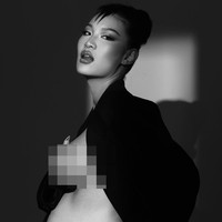 Dalam foto lain, Pat tampil dengan konsep yang lebih misterius. Hanya memakai blazer, istri dari Daniel Bertoli itu bermain dengan siluet. Kemampuannya dalam berpose ditunjukkan dalam pemotretan ini.Foto: Instagram @patriciagouw