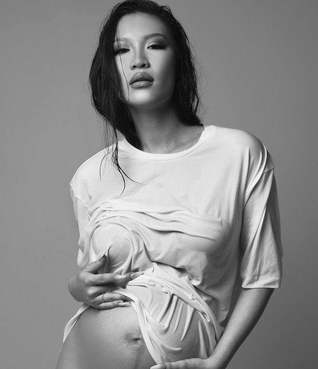 Tak hanya pakai busana glamour, Pat juga menunjukkan bentuk tubuhnya hanya dengan t-shirt.Foto: Instagram @patriciagouw