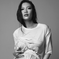 Tak hanya pakai busana glamour, Pat juga menunjukkan bentuk tubuhnya hanya dengan t-shirt.Foto: Instagram @patriciagouw