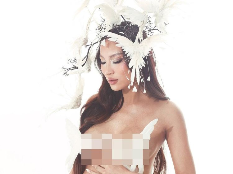 8 Gaya Berani Patricia Gouw Pemotretan Seksi Pamer Baby Bump