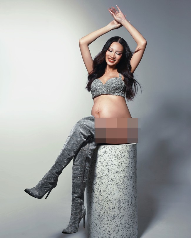 Wanita yang dikenal sebagai Pat Gouw tersebut maternity shoot bersama fotografer Nicky Gunawan. Pat berani mengambil konsep bare baby bump yang benar-benar menunjukkan bentuk perut hamilnya tapi dengan cara yang ekstra fashionable.Foto: Instagram @patriciagouw