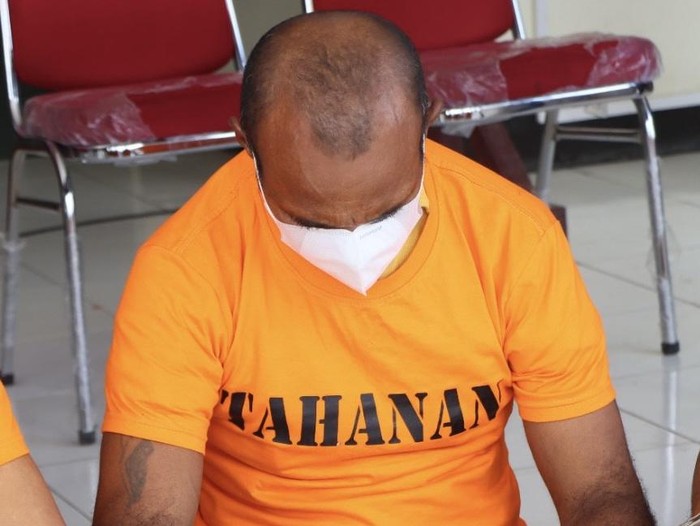 Pelaku pemerkosaan terhadap anak kandung saat diamankan di Polresta Sorong.