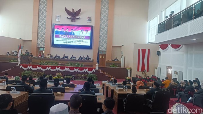 Pelantikan 50 anggota DPRD Lombok Tengah di Ruang Paripurna DPRD Lombok Tengah, Rabu (28/8/2024). (Edi Suryansyah/detikBali)