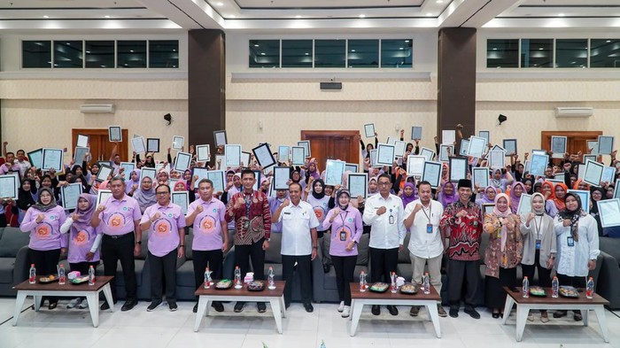 Pembagian sertifikat halal kepada pelaku UMKM Lamongan.